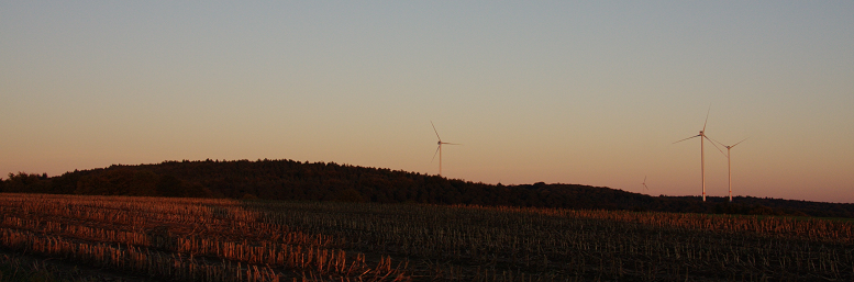 Abendstimmung mit Windrädern